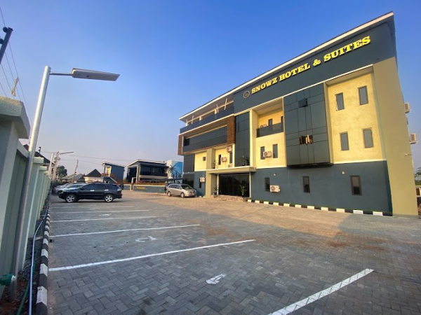 Snowz Hotel & Suites